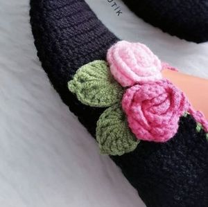 Crochet slippers with roses